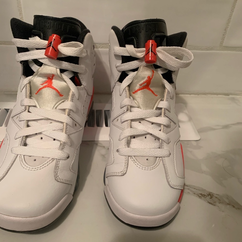 Jordan Retro 6 Size 5Y or Women’s 6.5